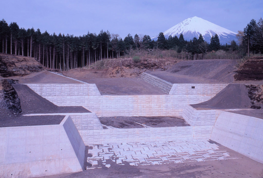 平成元年度富士山足取沈砂地工その3工事  <1990年>